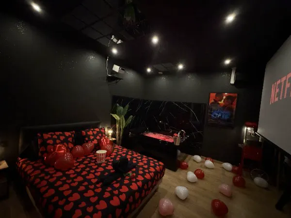 Option Pack Décoration Romantique · Cinéma Room Salon-de-Provence