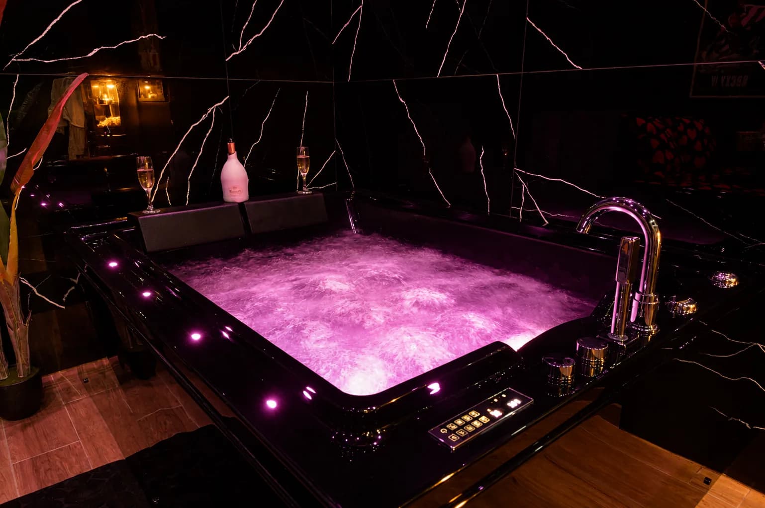 Jacuzzi balnéo en éclairage violet, Cinéma Room Salon-de-Provence