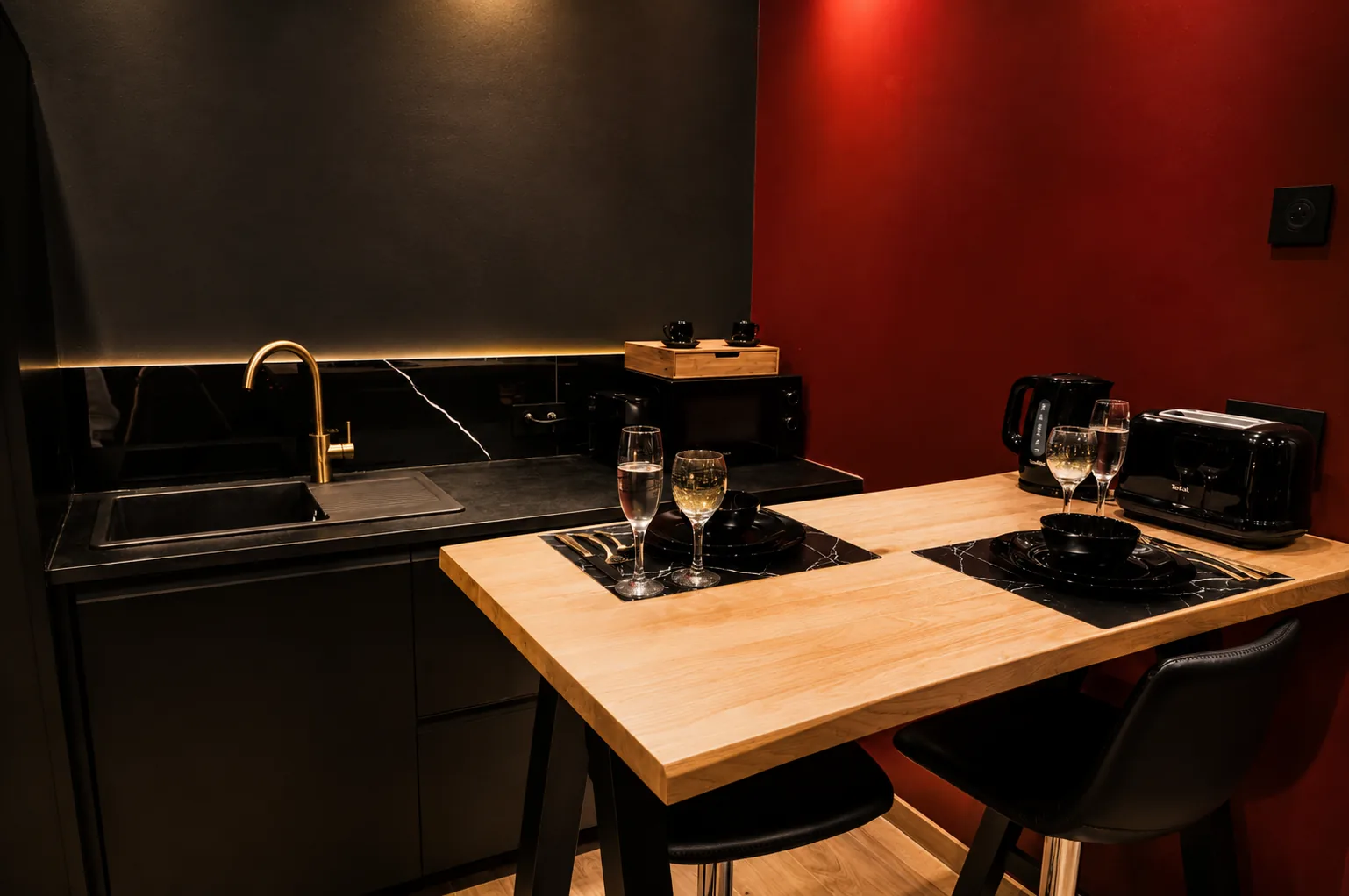 Kitchenette équipée de la loveroom Cinéma Room