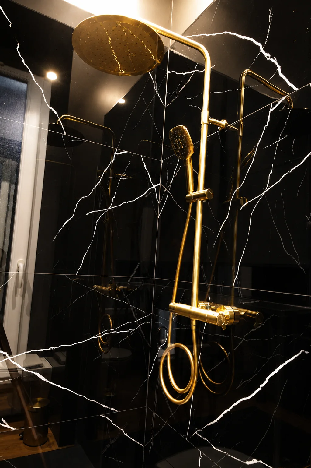 Douche à l’italienne, robinetterie dorée de la Cinéma Room